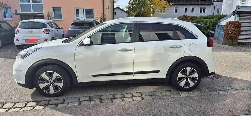 Weiß Gebraucht 2018 Kia Niro Vision SUV | 15.000 € (Fairer Preis) - Bild 1/4