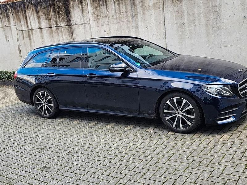 Blau Gebraucht 2018 Mercedes E220 Limousine | 20.800 € (Superpreis) - Bild 1/4