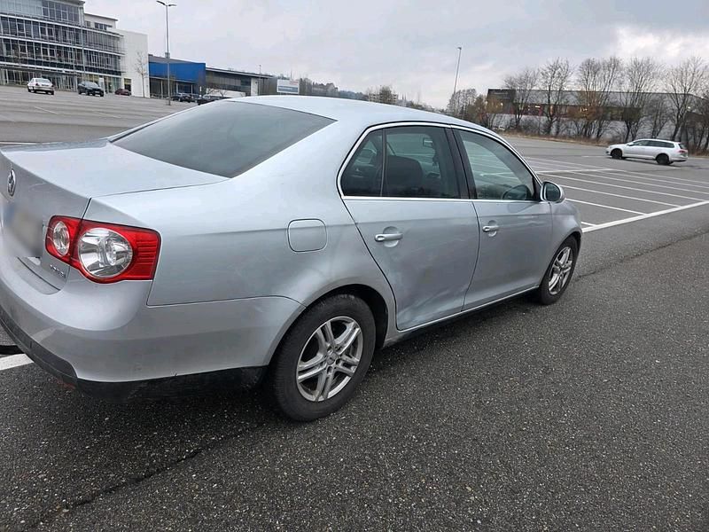 Second-hand VW Jetta 150 CP (110 kW) 2006 Argintiu Berlinǎ