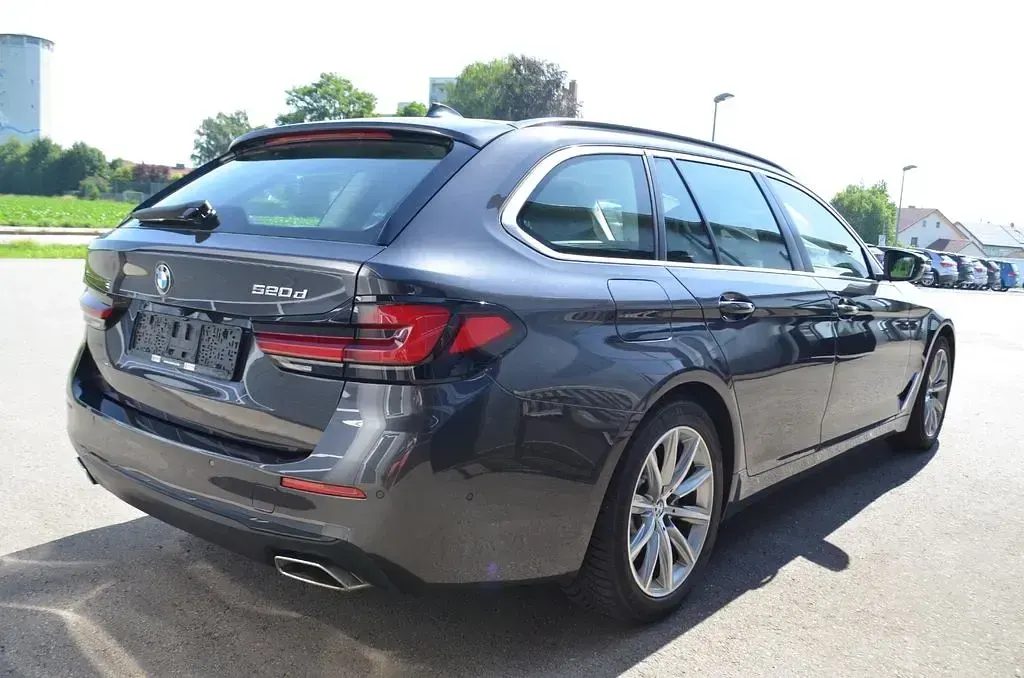 Gebraucht BMW 520 190 PS (139 kW) 2023 Grau Kombi