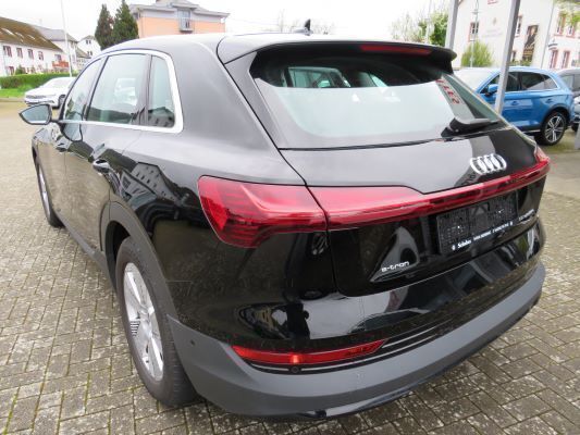 Gebraucht Audi e-tron Basis 300 kW (408 PS) 2021 Brillantschwarz SUV