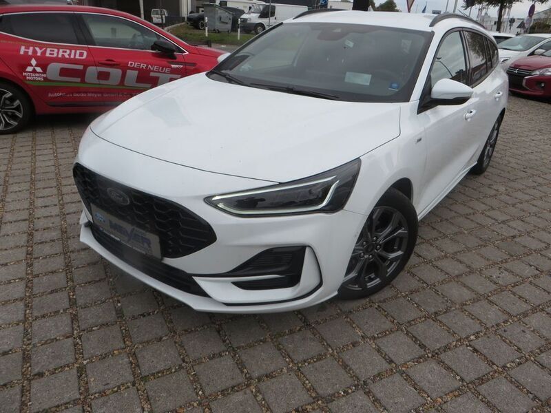 Weiß Gebraucht 2023 Ford Focus ST-Line X Limousine | 27.990 € - Bild 1/4