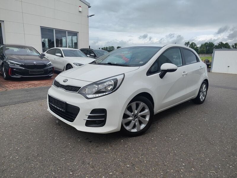 Weiß Gebraucht 2015 Kia Rio Attract Limousine | 5.500 € (Guter Preis) - Bild 1/4