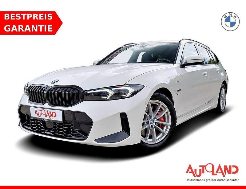 Alpinweissmet. (metallic) Gebraucht 2022 BMW 330e M Sport Kombi | 29.890 € (Guter Preis) - Bild 1/4