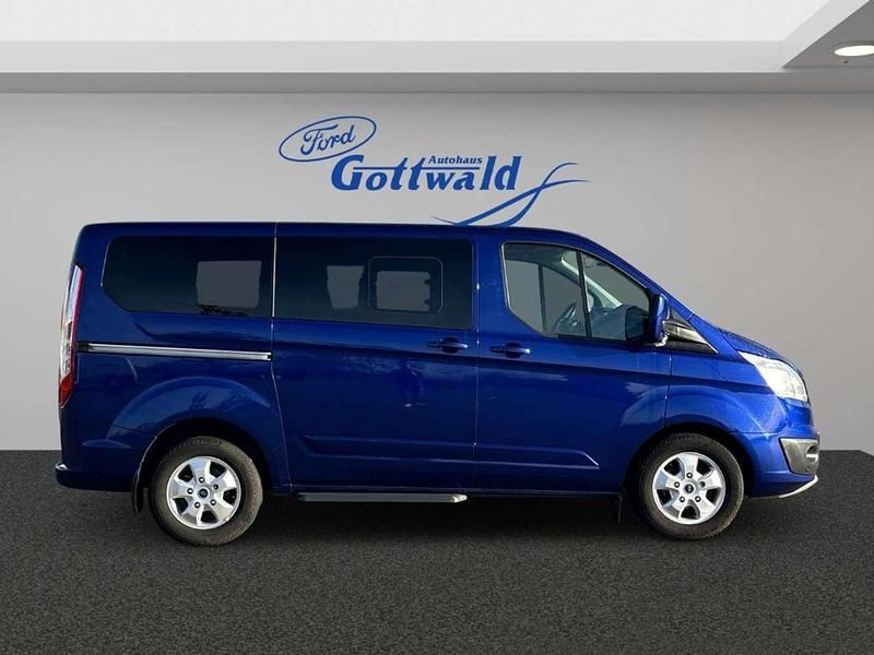 Gebraucht Ford Tourneo Titanium 170 PS (125 kW) 2017 Indicblau metallic Van / Kleinbus