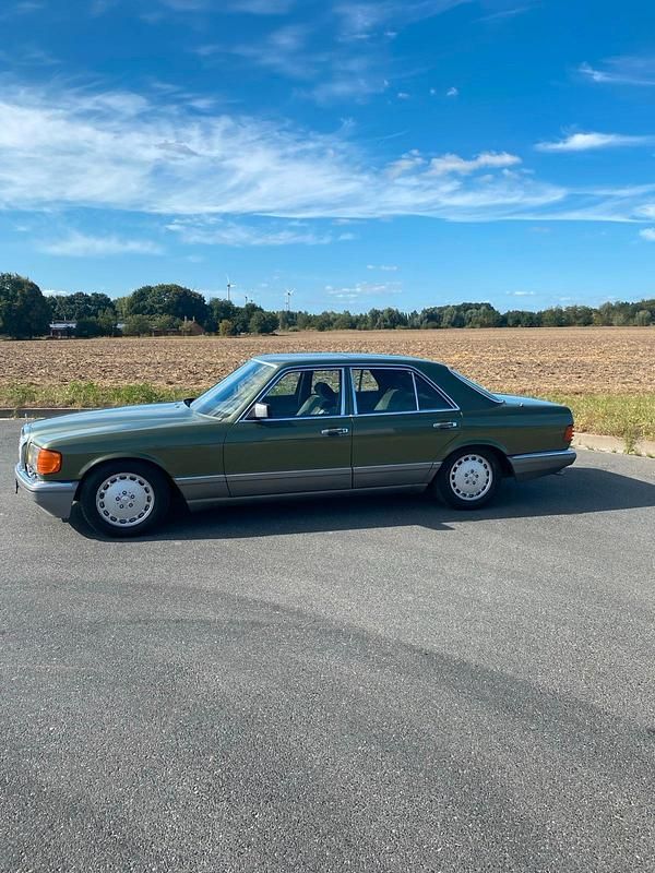 Grün Gebraucht 1986 Mercedes E420 Limousine | 8.500 € - Bild 1/4