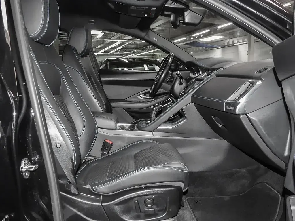 Gebraucht Jaguar E-Pace R-Dynamic 179 PS (131 kW) 2020 Santorini black SUV