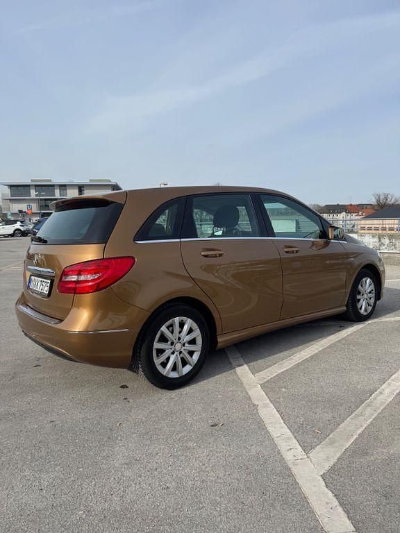 Gebraucht Mercedes B200 Edition 156 PS (114 kW) 2012 Gold Van / Kleinbus