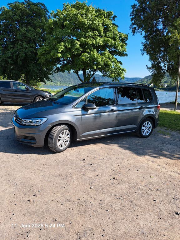 Grau Gebraucht 2019 VW Touran Comfortline Van / Kleinbus | 18.500 € (Guter Preis) - Bild 1/4
