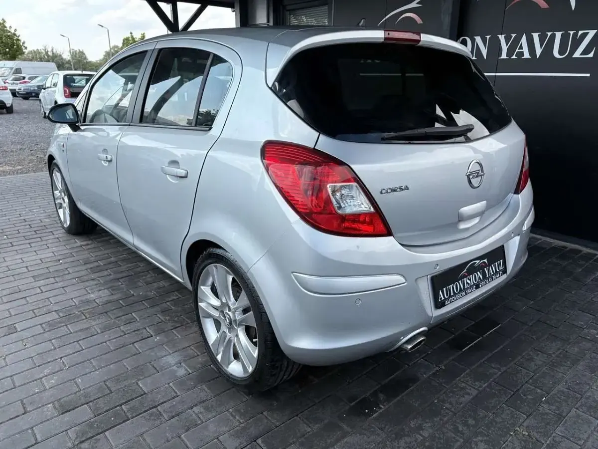 Używany Opel Corsa 87 KM (63 kW) 2012 Srebrny Hatchback