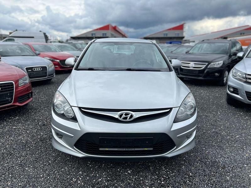 Silber Gebraucht 2012 Hyundai i30 Limousine | 4.999 € (Guter Preis) - Bild 1/4