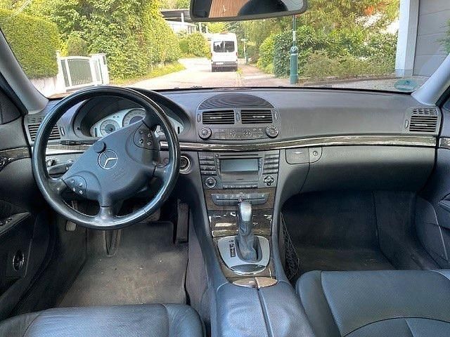 Schwarz Gebraucht 2002 Mercedes E270 Limousine | 4.200 € (Fairer Preis) - Bild 1/4