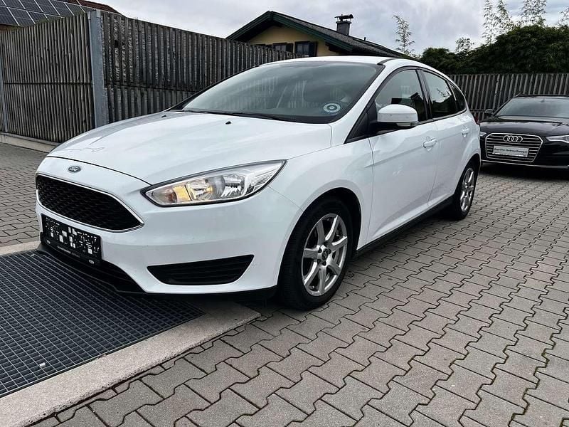 Frostweiß Gebraucht 2015 Ford Focus Trend Kleinwagen | 5.500 € (Guter Preis) - Bild 1/4