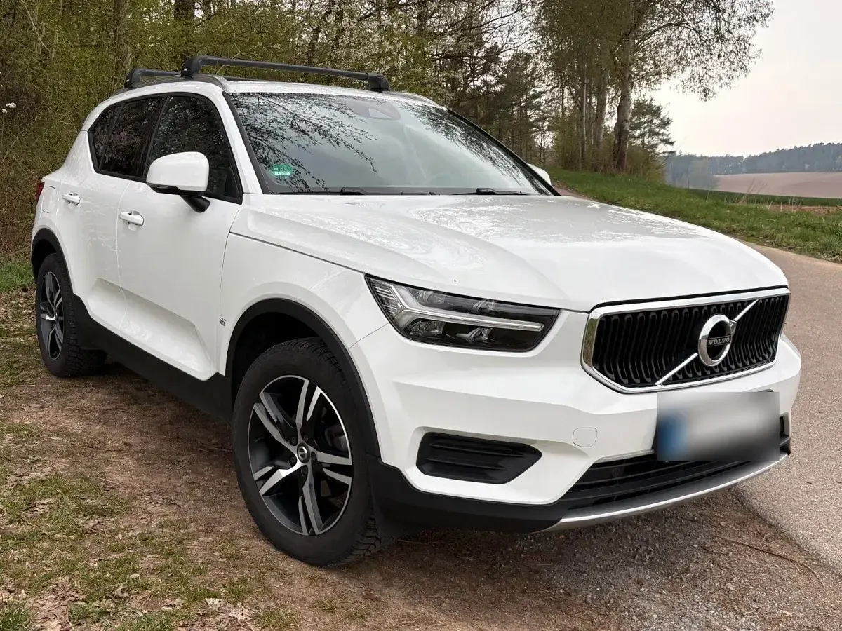 Gebraucht Volvo XC40 Momentum 129 PS (94 kW) 2022 Weiß SUV