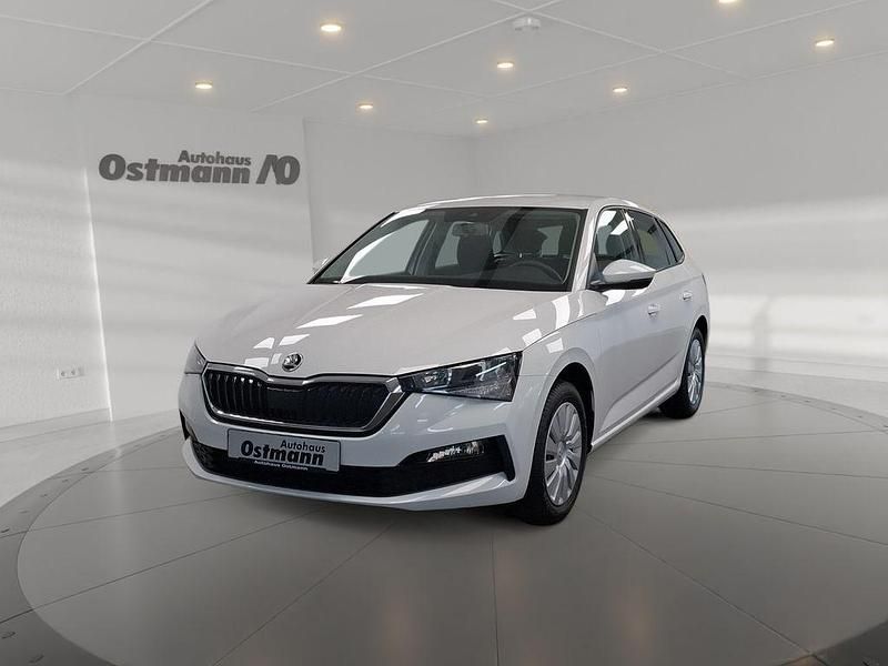Weiß Gebraucht 2020 Skoda Scala Cool Plus Kleinwagen | 14.250 € (Guter Preis) - Bild 1/4