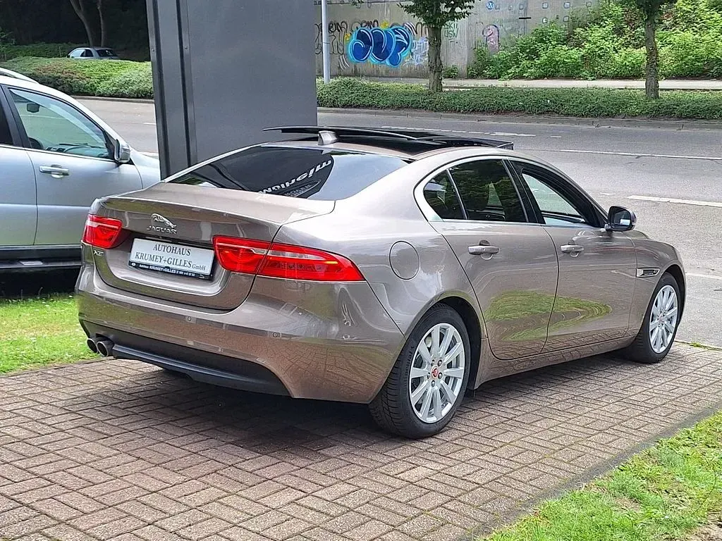 Gebraucht Jaguar XE Prestige 179 PS (131 kW) 2018 Braun Limousine
