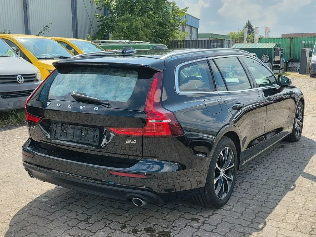 Gebraucht Volvo V60 Momentum 197 PS (144 kW) 2021 Schwarz Kombi