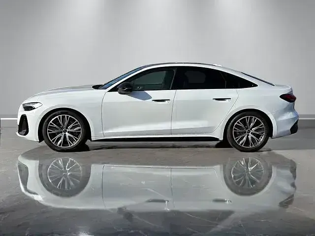 Gebraucht Audi A5 Ambiente 204 PS (150 kW) 2024 Weiß Limousine