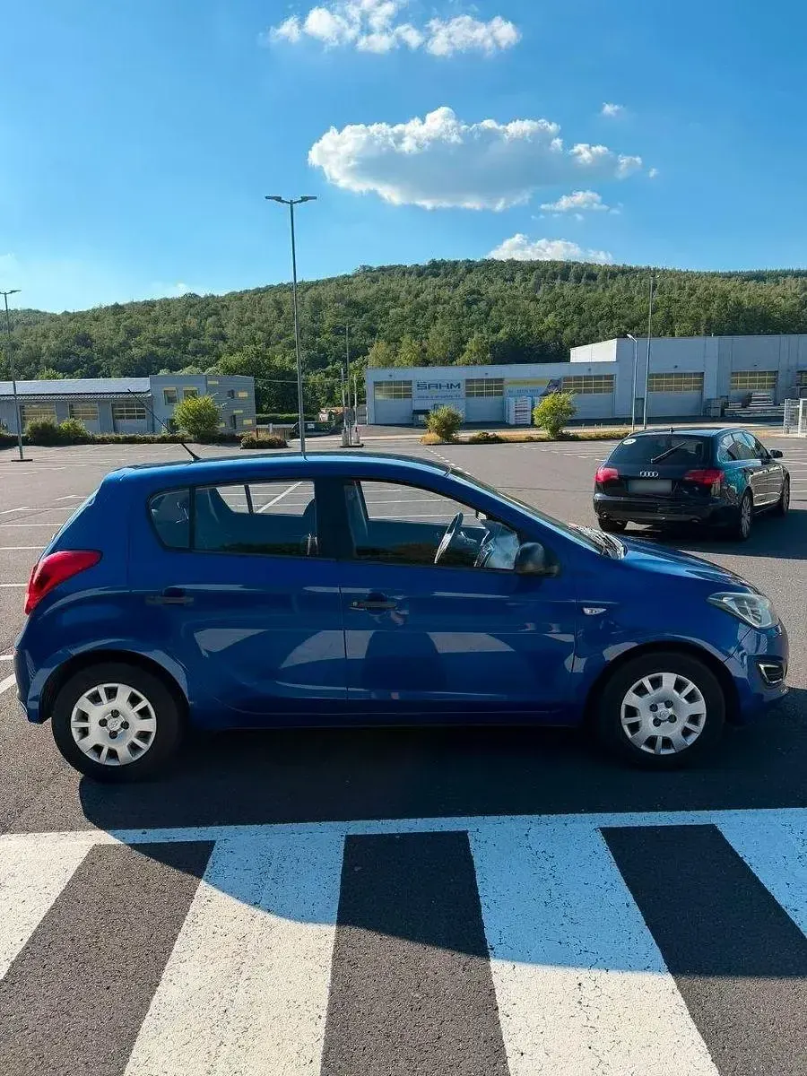 Gebraucht Hyundai i20 Edition 86 PS (63 kW) 2013 Blau Kleinwagen