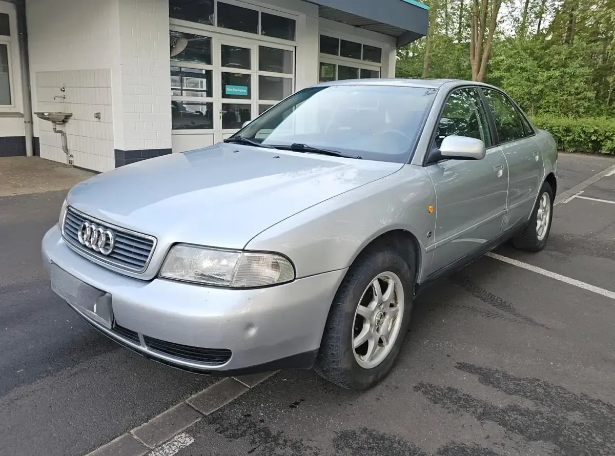 Second-hand Audi A4 100 CP (73 kW) 1997 Argintiu Berlinǎ