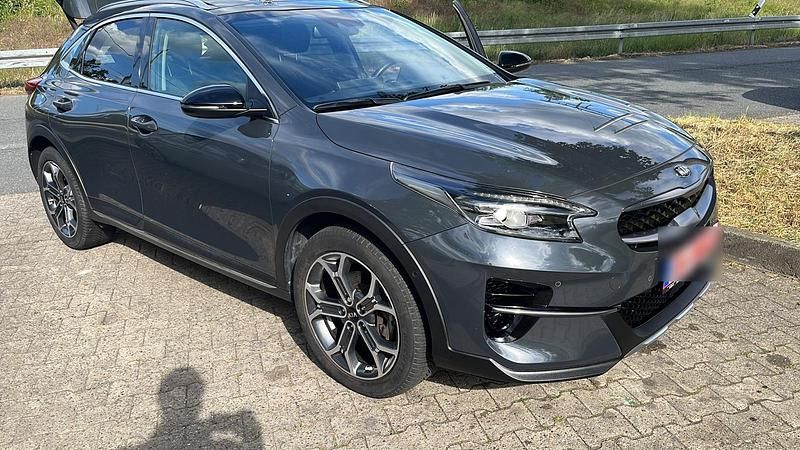Grau Gebraucht 2021 Kia XCeed Platinum SUV | 20.990 € (Etwas zu teuer) - Bild 1/4
