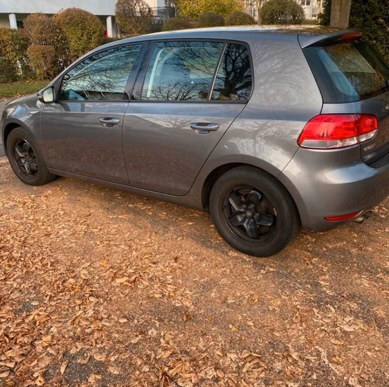 Grau Gebraucht 2010 VW Golf VI Limousine | 4.000 € (Guter Preis) - Bild 1/3
