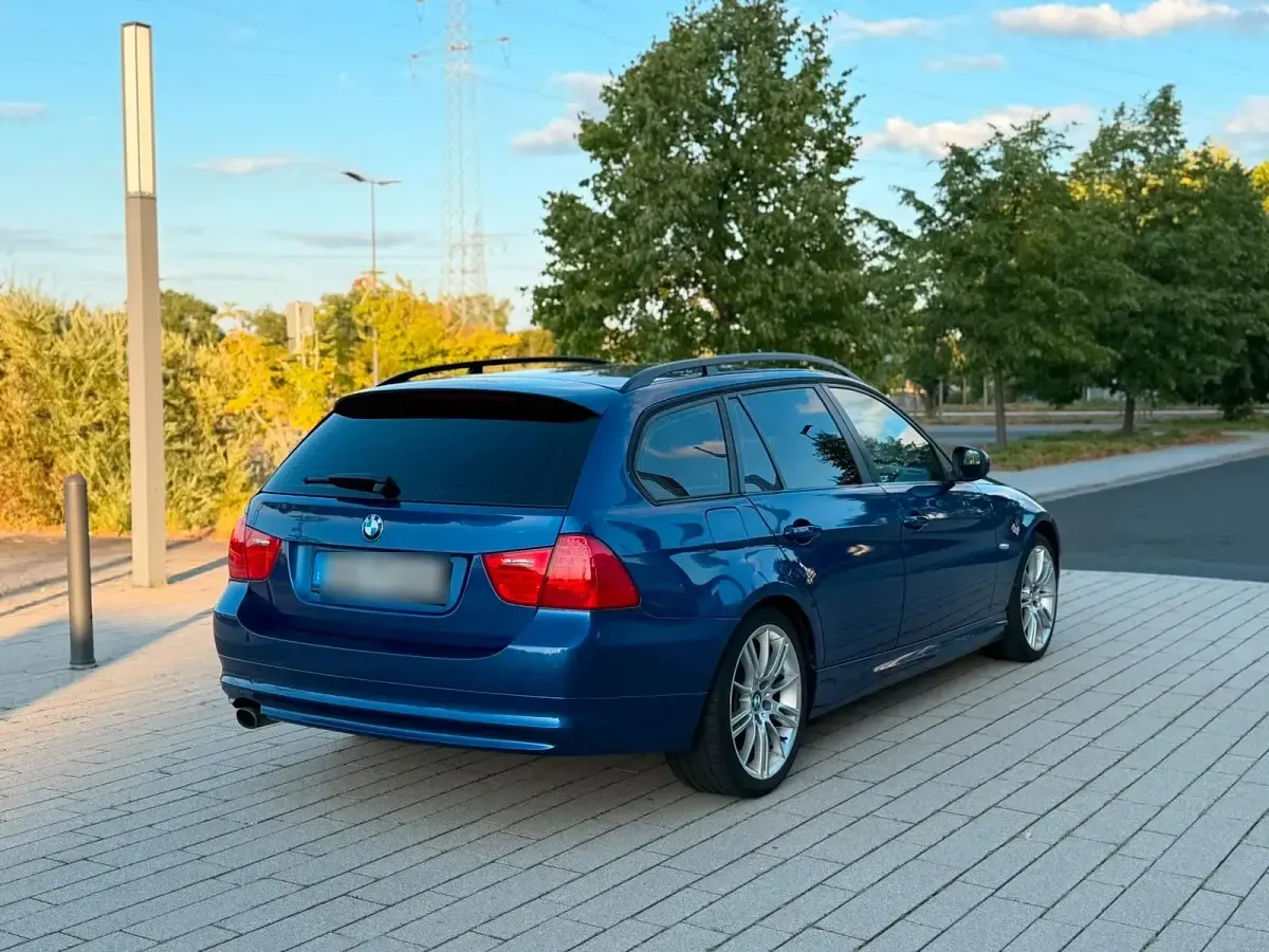 Gebraucht BMW 320 177 PS (130 kW) 2009 Blau Kombi