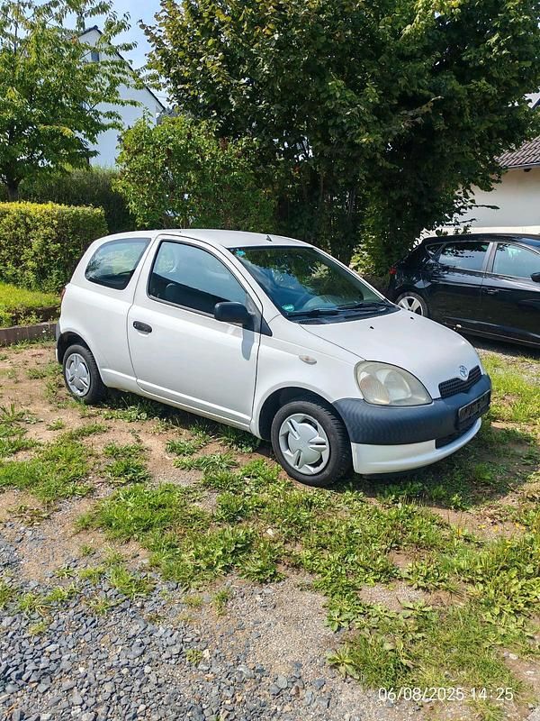 Weiß Gebraucht 2001 Toyota Yaris Eco Kleinwagen | 800 € (Fairer Preis) - Bild 1/4