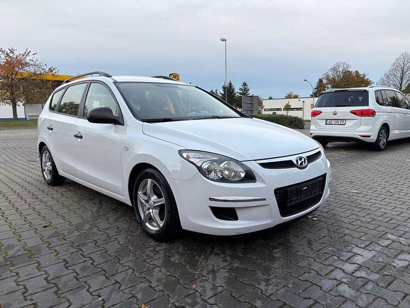 Weiß Gebraucht 2009 Hyundai i30 Comfort Kombi | 2.490 € (Guter Preis) - Bild 1/4