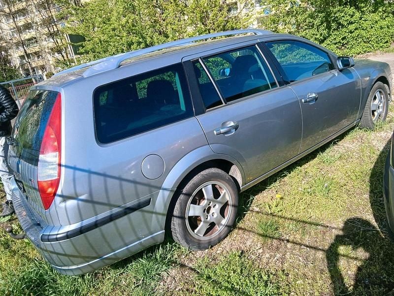 Usado Ford Mondeo 130 CV (95 kW) 2004 Plateado Familiar