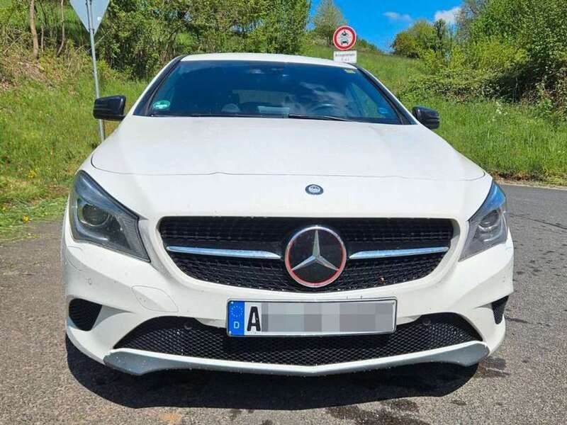 Weiß Gebraucht 2015 Mercedes CLA220 Limousine | 15.900 € (Fairer Preis) - Bild 1/4