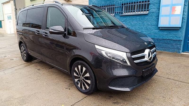 Grau Gebraucht 2023 Mercedes V220 Edition Van / Kleinbus | 44.000 € (Etwas zu teuer) - Bild 1/4