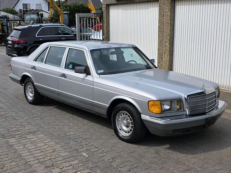 Silber Gebraucht 1985 Mercedes 500 Limousine | 18.999 € - Bild 1/4