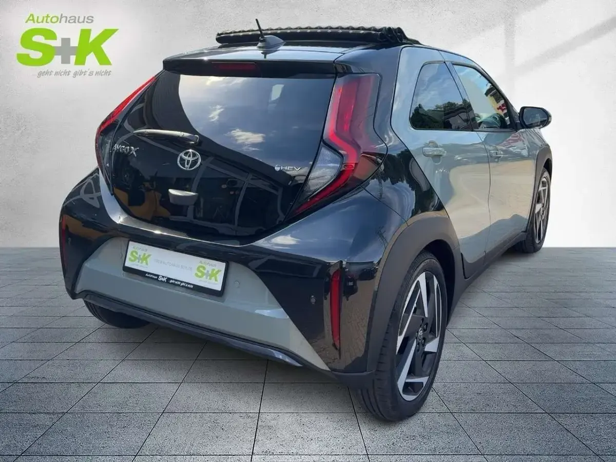 Neu Toyota Aygo X Lounge 117 PS (86 kW) 2026 Urban khaki / night sky black SUV