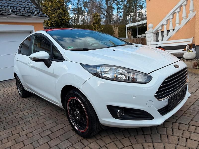 Gebraucht Ford Fiesta 101 PS (74 kW) 2014 Weiß Kleinwagen
