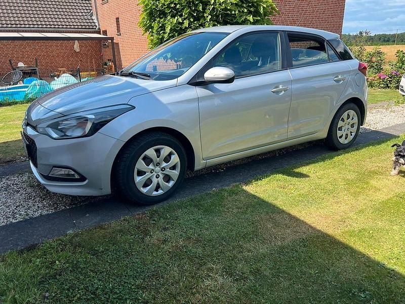 Silber Gebraucht 2018 Hyundai i20 Select Limousine | 8.700 € (Fairer Preis) - Bild 1/4