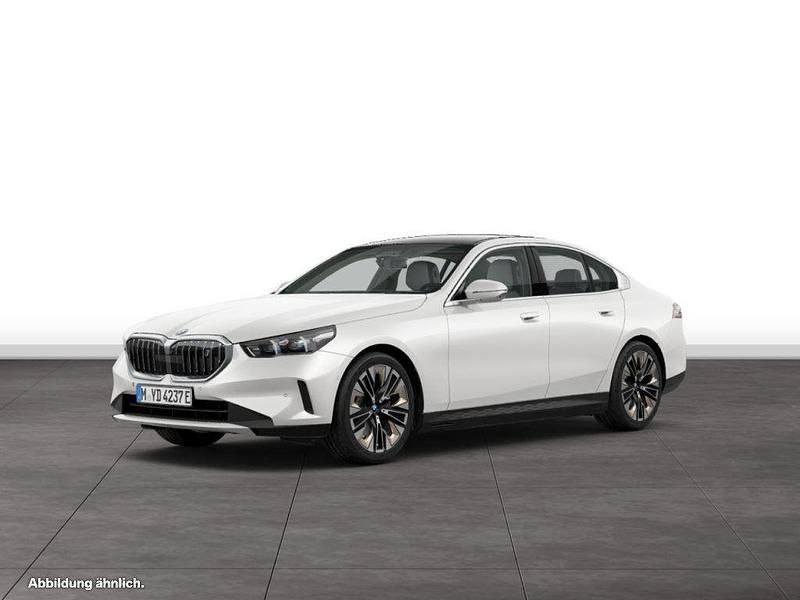 Mineralweiß metallic Gebraucht 2024 BMW i5 Comfort Edition Limousine | 61.874 € - Bild 1/4