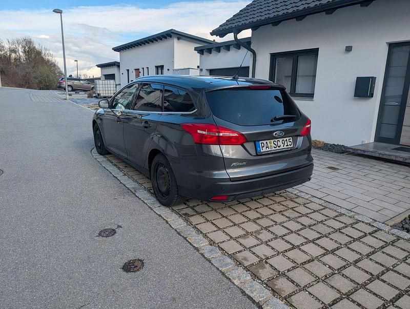 Gebraucht Ford Focus Titanium 120 PS (88 kW) 2017 Grau Kombi