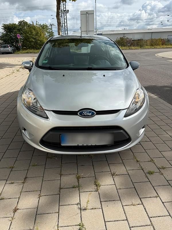 Silber Gebraucht 2010 Ford Fiesta Kleinwagen | 1.900 € (Guter Preis) - Bild 1/4