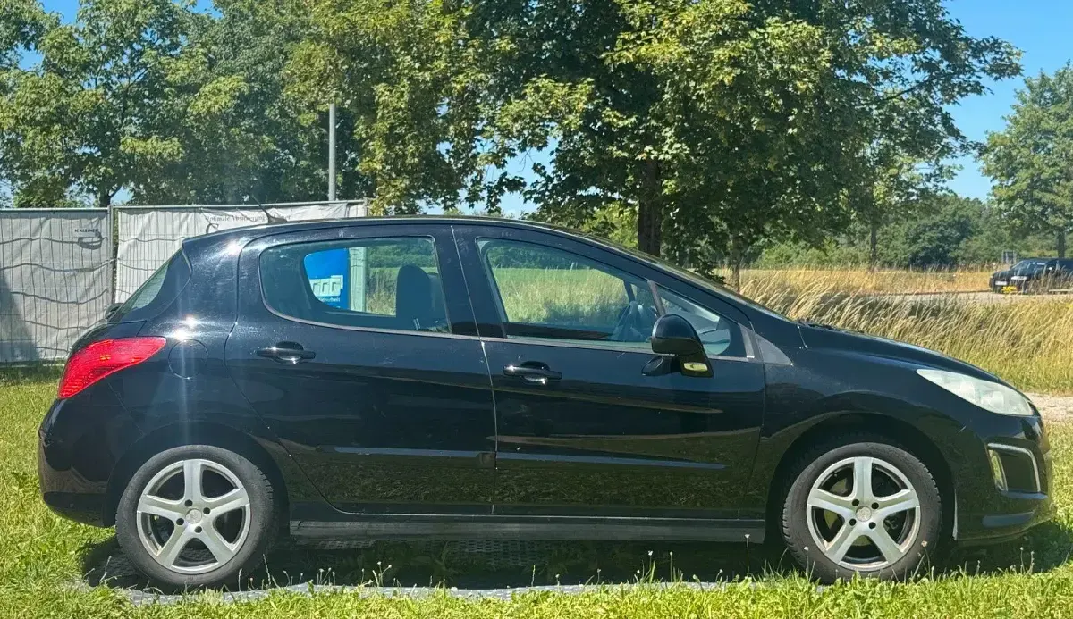 Gebraucht Peugeot 308 Premium 120 PS (88 kW) 2011 Schwarz Kleinwagen