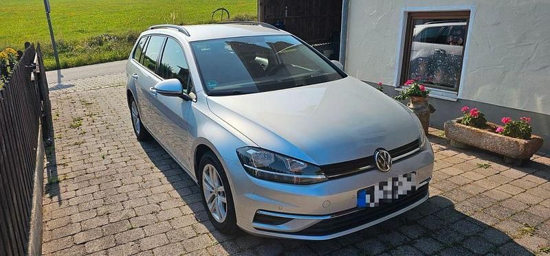 Silber Gebraucht 2018 VW Golf VII Comfortline Kombi | 12.500 € (Guter Preis) - Bild 1/4