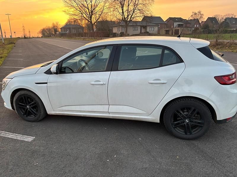 Gebraucht Renault Mégane IV 101 PS (74 kW) 2017 Weiß Limousine