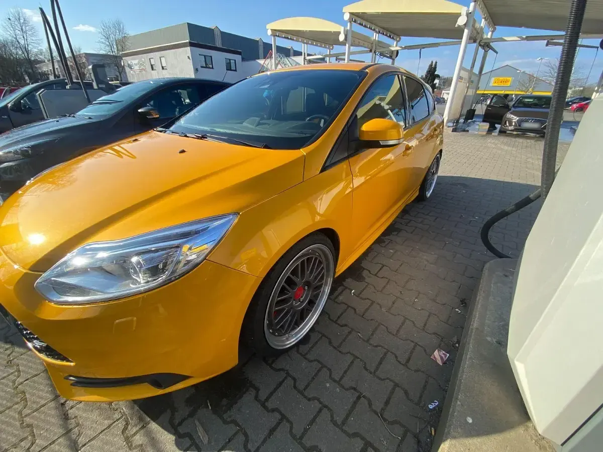 Gebraucht Ford Focus Sport 250 PS (183 kW) 2013 Gelb Limousine