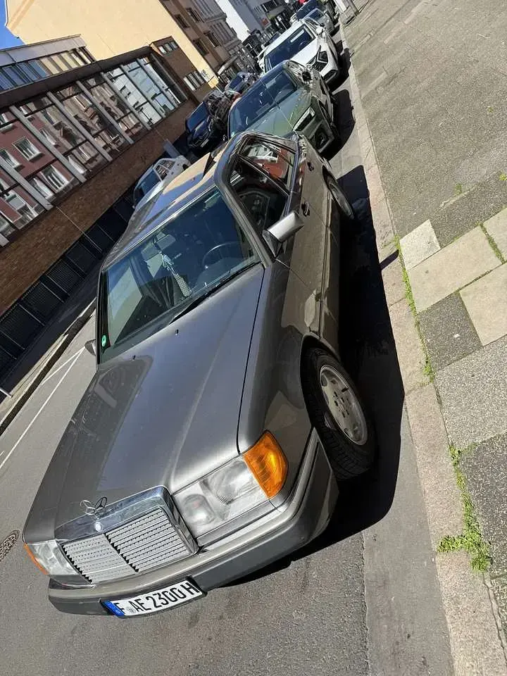 Gebraucht Mercedes E230 132 PS (97 kW) 1990 Grau Limousine