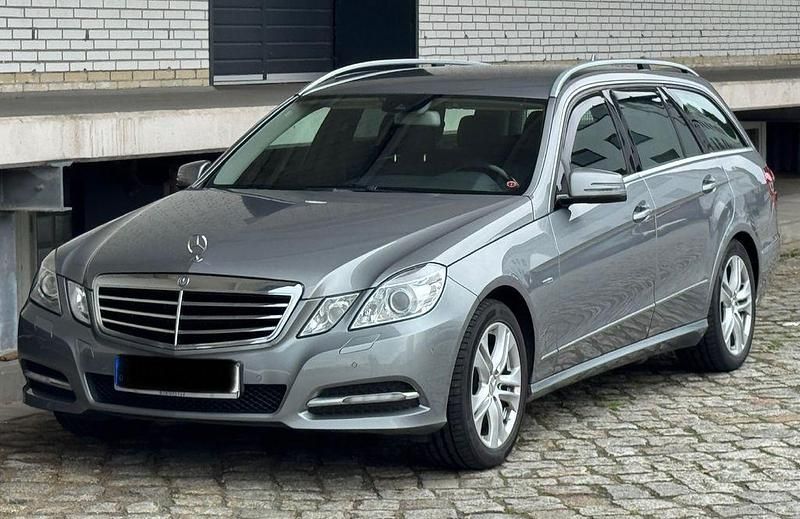 Silber Gebraucht 2011 Mercedes E250 Avantgarde Kombi | 10.699 € (Guter Preis) - Bild 1/4