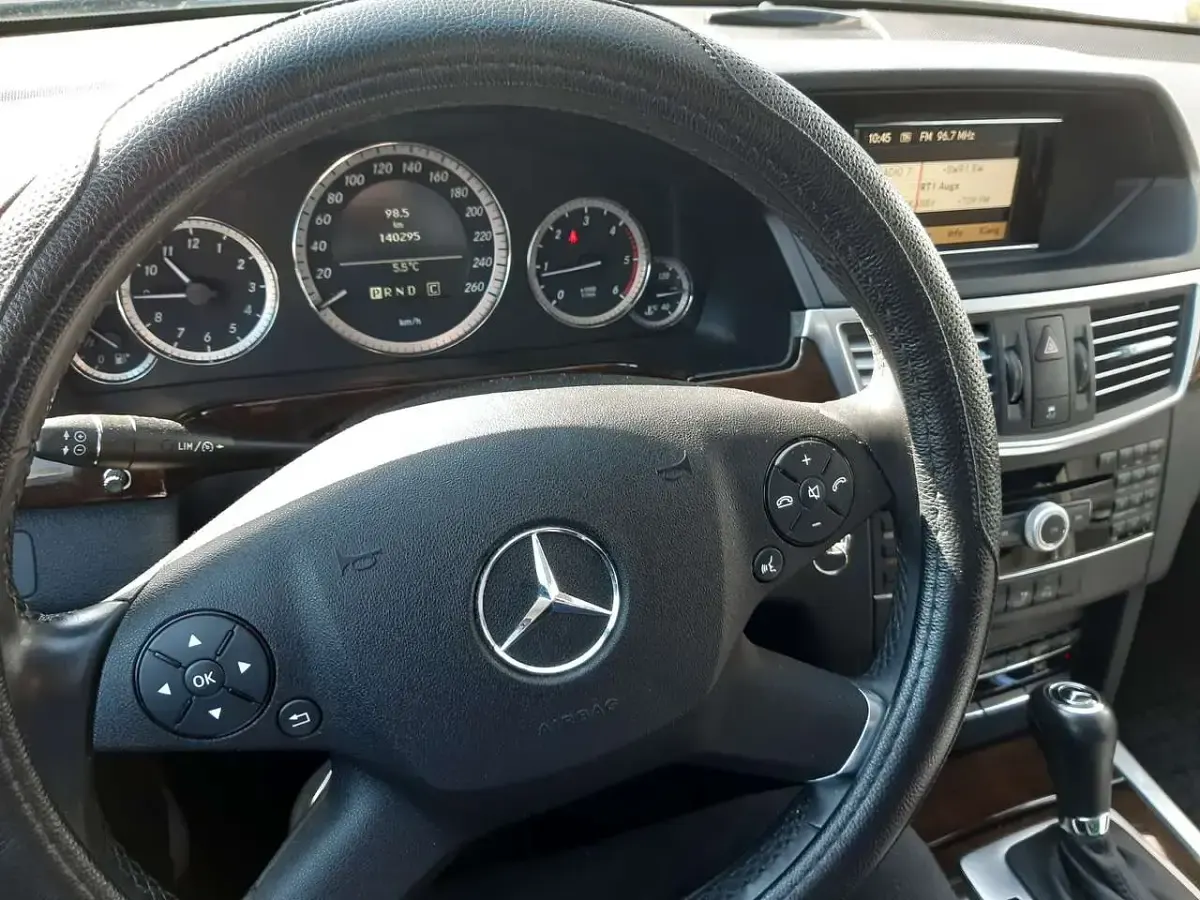 Gebraucht Mercedes E250 204 PS (150 kW) 2009 Schwarz Limousine