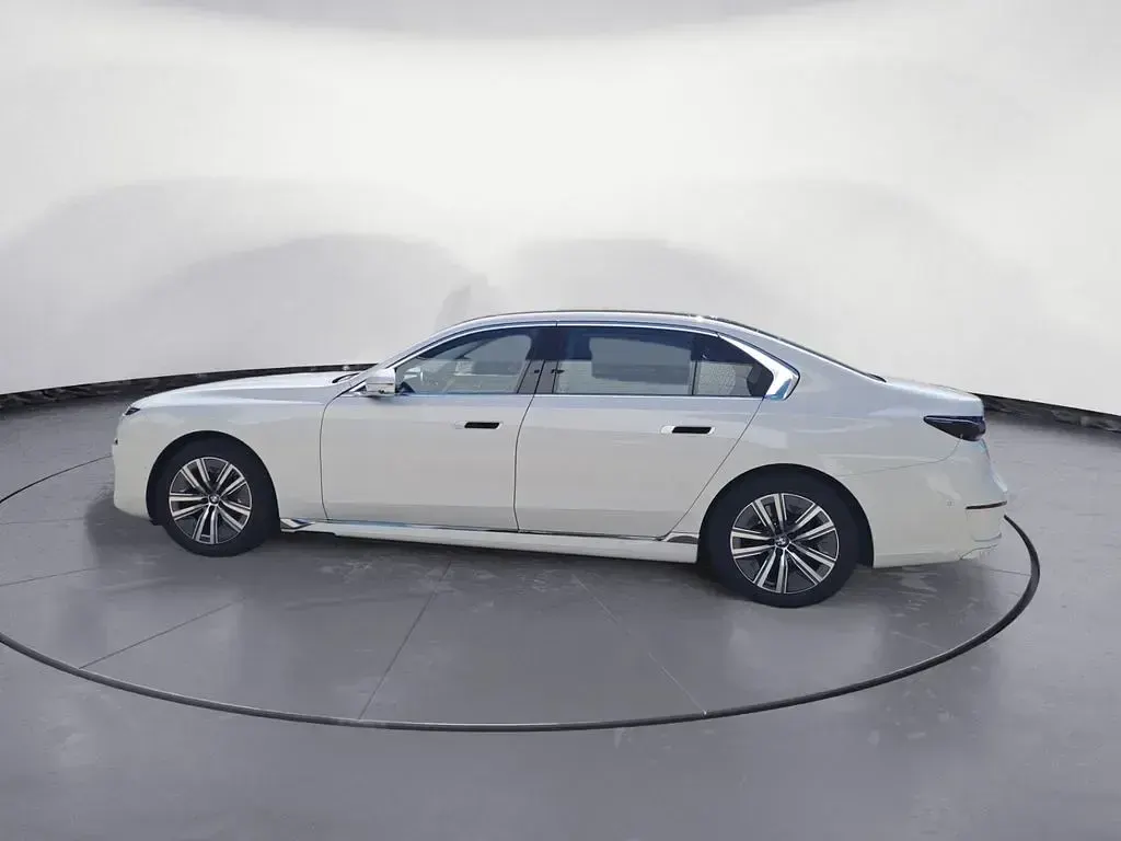 Gebraucht BMW i7 334 kW (455 PS) 2024 Alpinweiß uni Limousine
