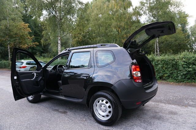 Gebraucht Dacia Duster 105 PS (77 kW) 2014 Schwarz metallic SUV