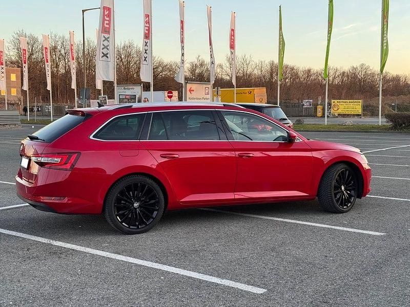 Gebraucht Skoda Superb Ambition 190 PS (139 kW) 2019 Rot Kombi