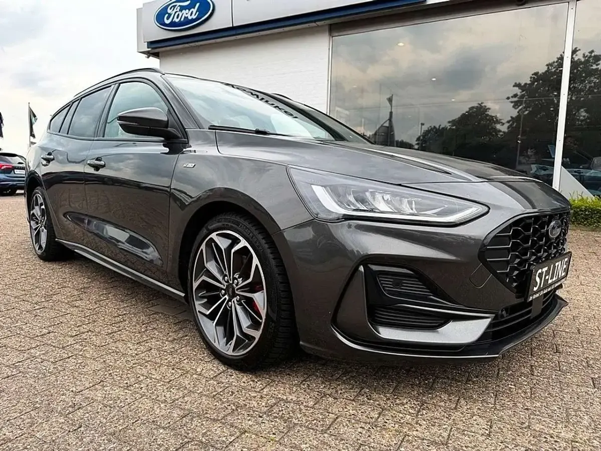 Gebraucht Ford Focus ST-Line 155 PS (114 kW) 2022 Grau Limousine
